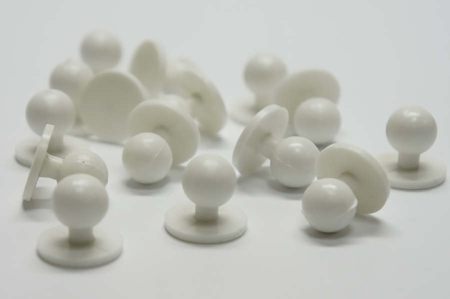 Гудзик на ніжці 18 мм пластик біло-молочний