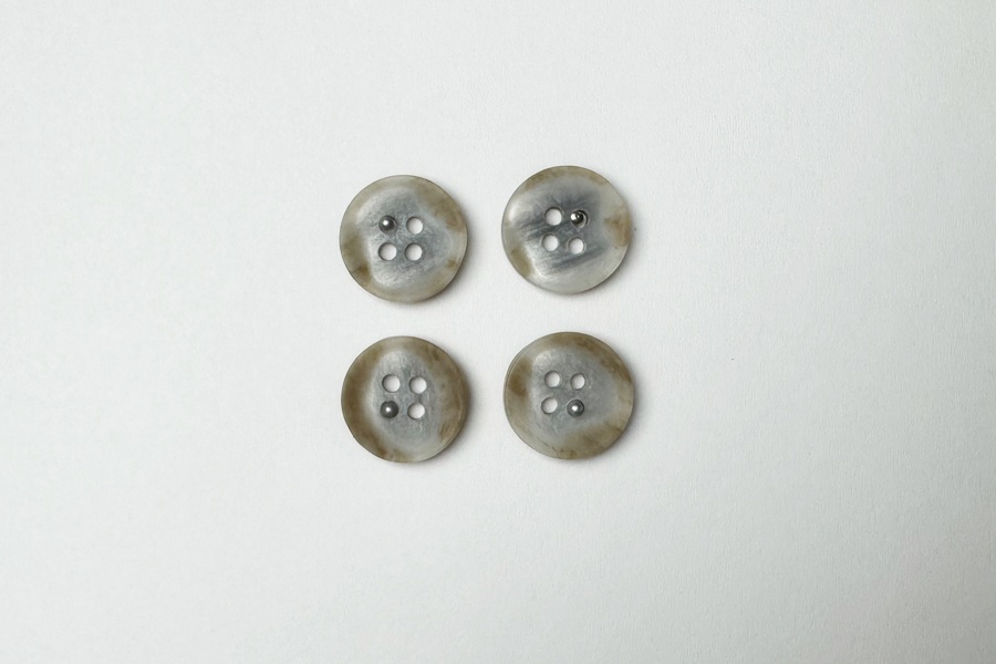 Гудзик 15 мм Mertbutton 4 отвори фактурний бежевий сірий світлий