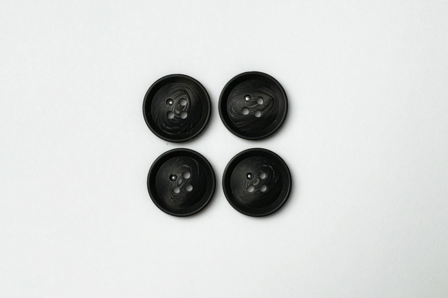 Гудзик 20 мм Mertbutton 4 отвори класичний сірий темний 3207-32-0893