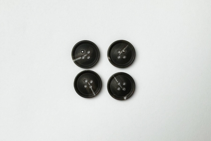 Гудзик 15 мм Mertbutton 4 отвори класичний коричневий темний