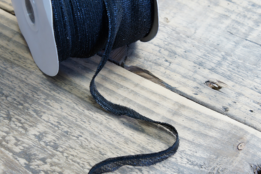 Кромка клейова з поздовжньою ниткою та тасьмою MH з ниткою та тасьмою 12 мм 0536-0012-12-000