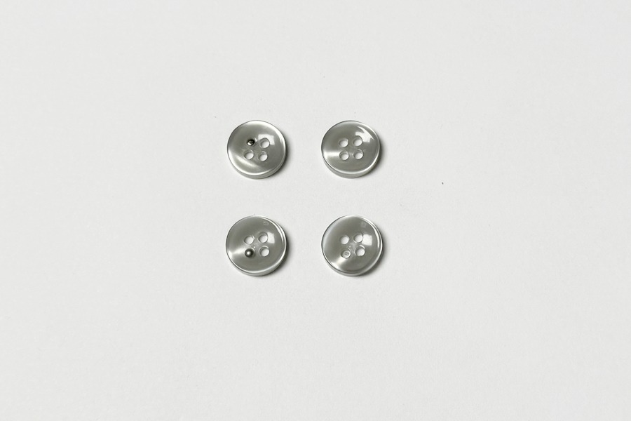 Гудзик 11,5 мм Mertbutton 4 отвори перламутр сірий блідий 3407-18