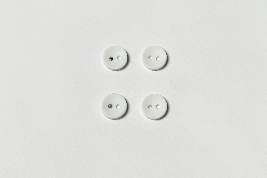 Гудзик 18 мм Mertbutton 2 отвори однотонний AVR-2