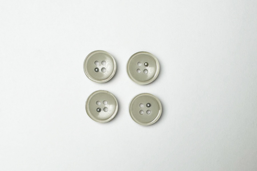 Гудзик 15 мм Mertbutton 4 отвори фактурний молочний сірий