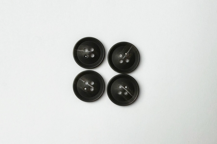 Гудзик 18 мм Mertbutton 4 отвори класичний коричневий темний