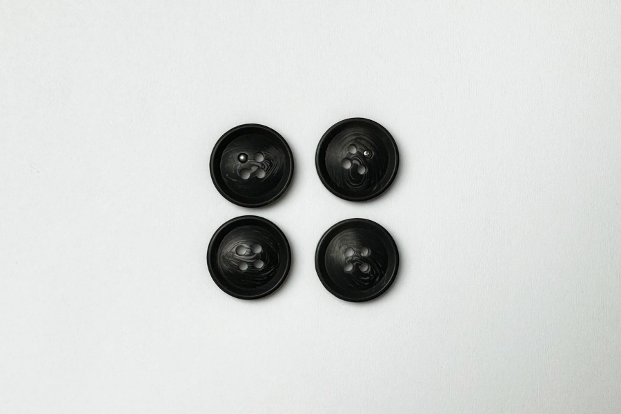 Гудзик 15 мм Mertbutton 4 отвори класичний сірий темний