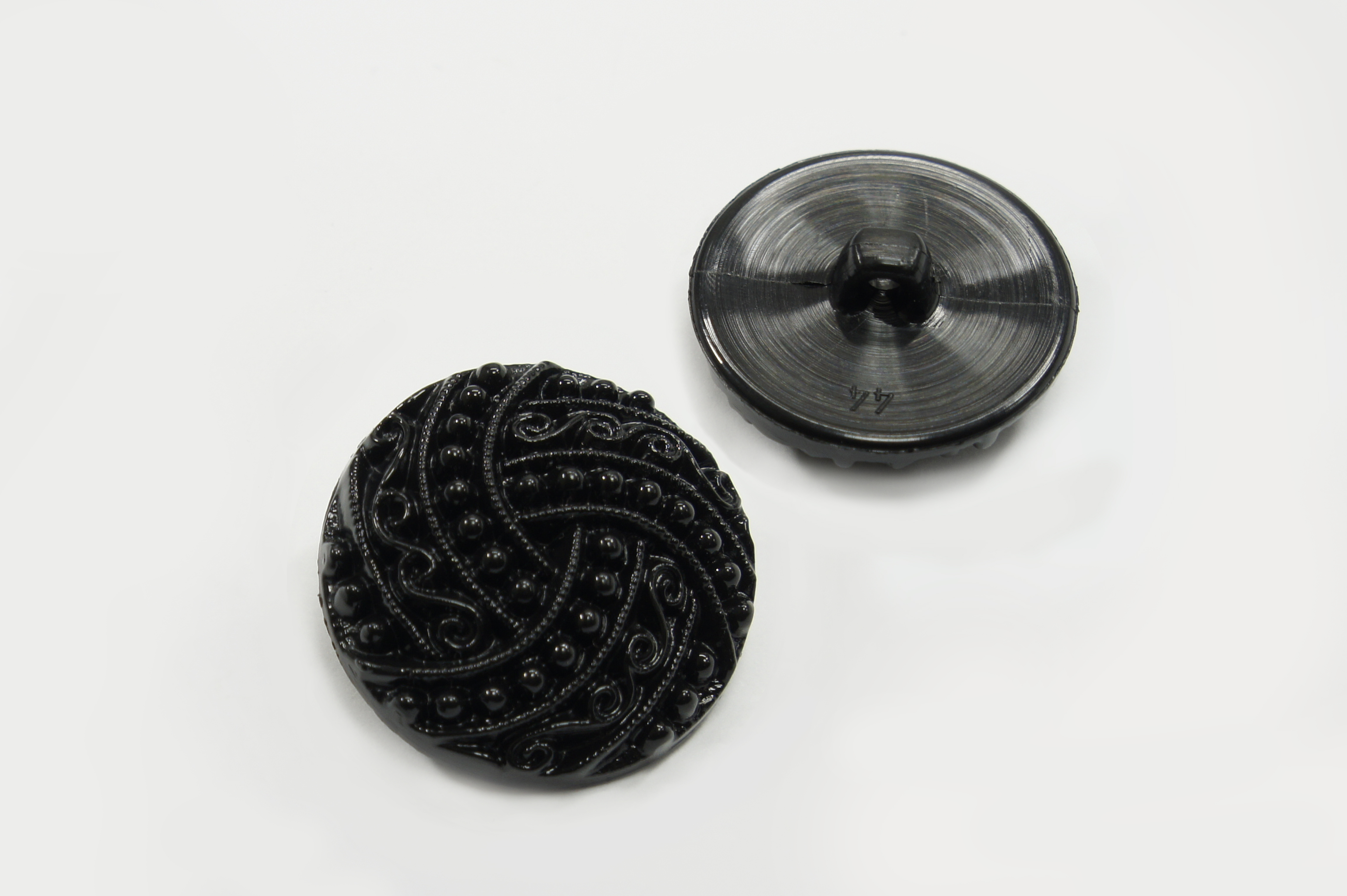 Гудзик на ніжці 32 мм Mertbutton фактурний чорний 16-04-48-000