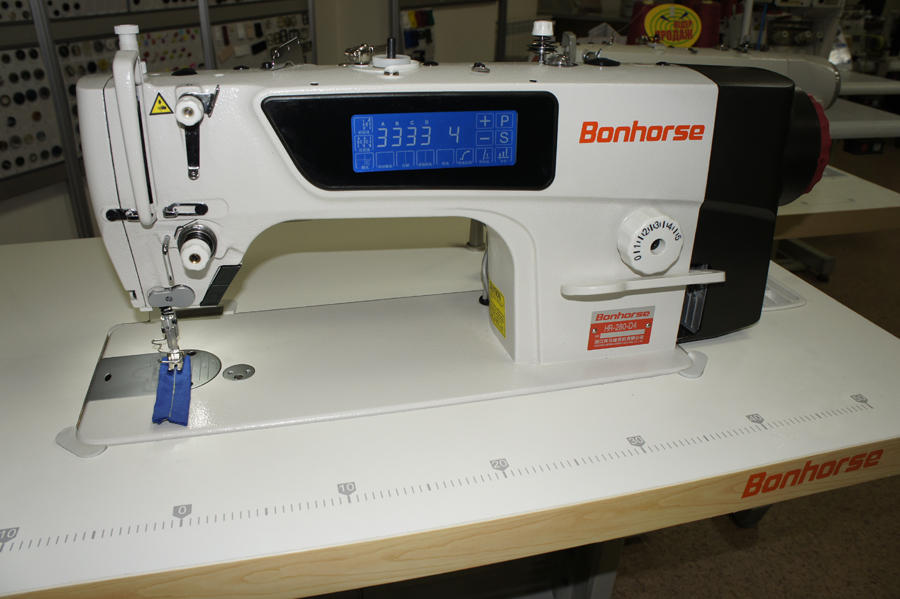 Машина універсальна човникового стібка з сенсорним дисплеєм легкі/середні тканини