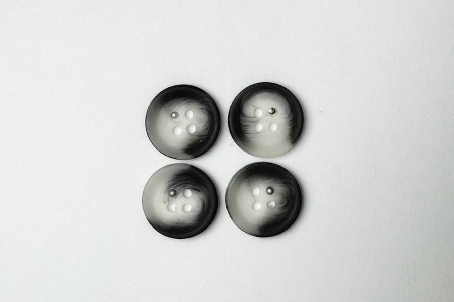 Гудзик 18 мм Mertbutton 4 отвори класичний різнокольоровий 2607-28-7