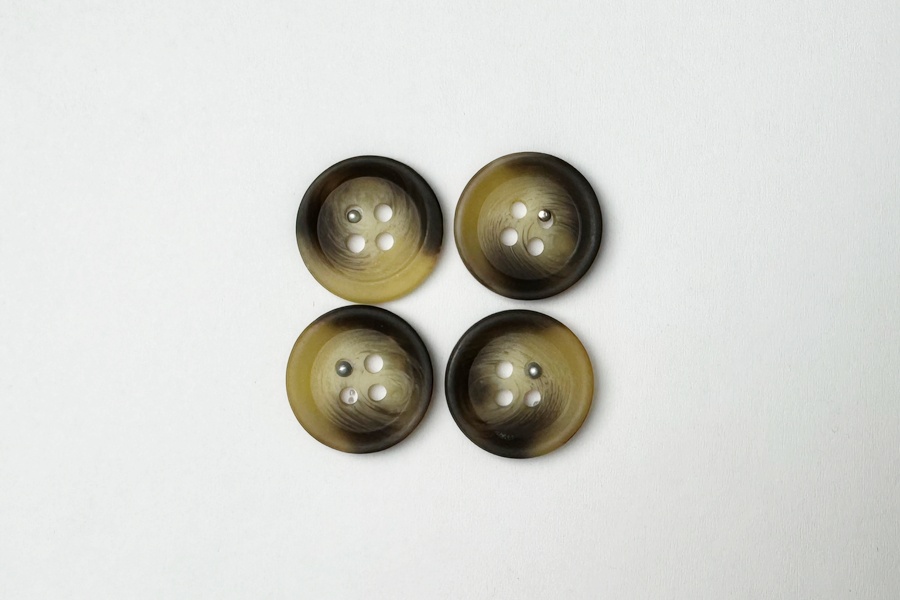 Гудзик 18 мм Mertbutton 4 отвори класичний різнокольоровий 2607-28-13