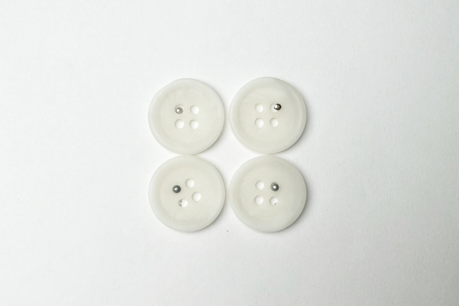 Гудзик 18 мм Mertbutton 4 отвори класичний різнокольоровий 2607-28-14