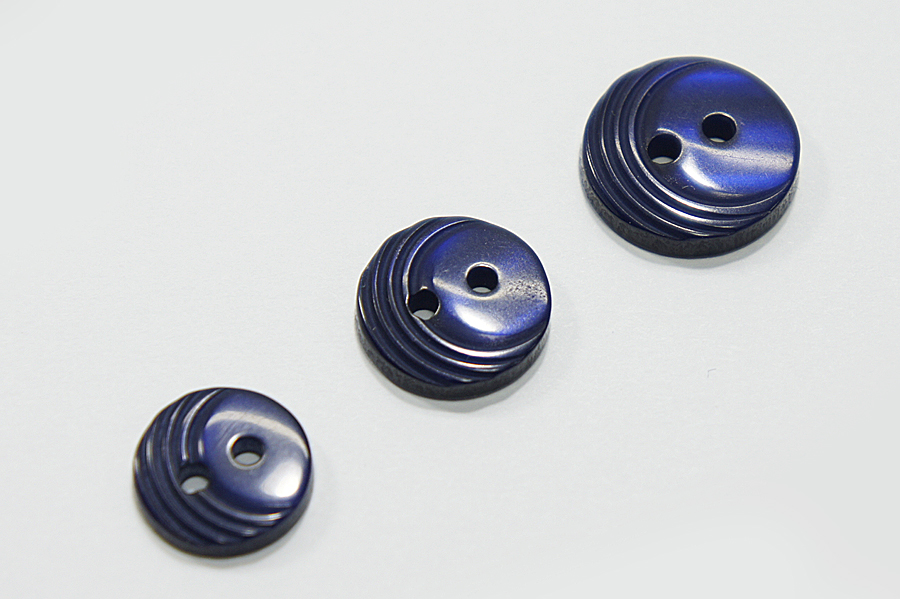Гудзик 15 мм Mertbutton 2 отвори перламутр синій темний 4013
