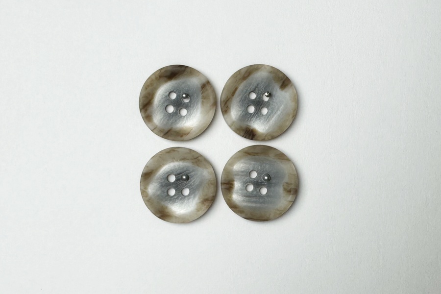 Гудзик 20 мм Mertbutton 4 отвори фактурний бежевий сірий світлий