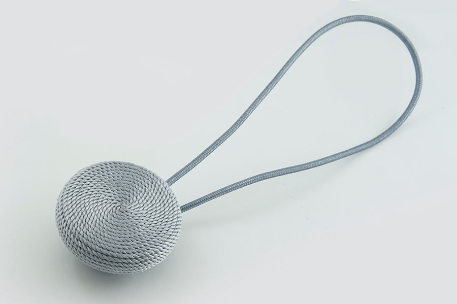 Тримач - магніт для гардин плетений коло сірий 60х60 мм