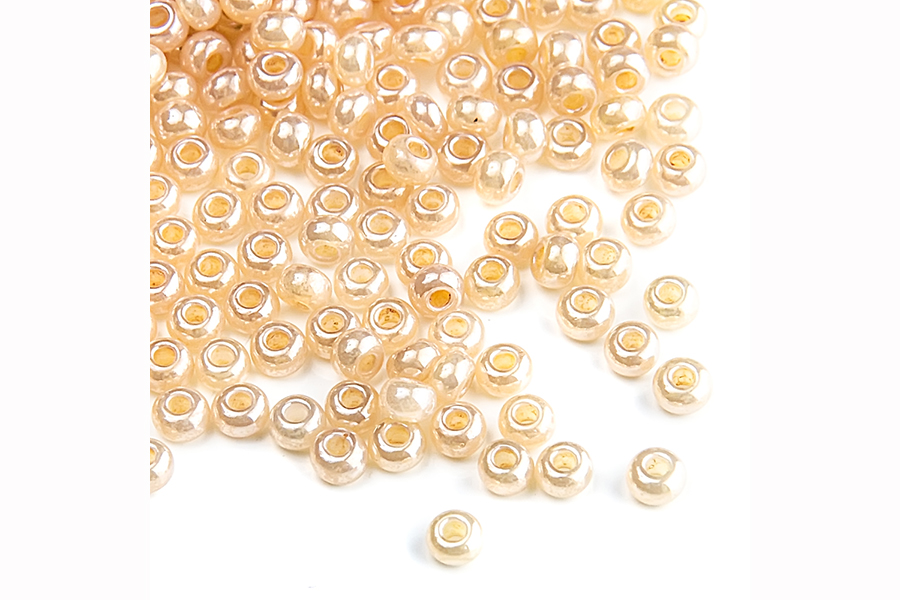 Бісер Preciosa 47112 №10 непрозорий перлина молочний топлений 2,3 мм