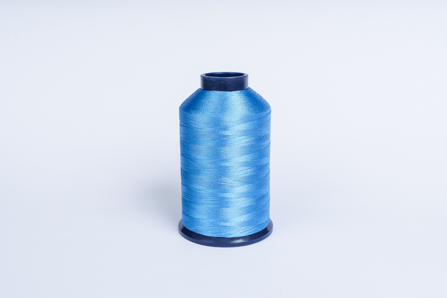 Нитки вишивальні Royal 5000 м поліестер 100% блакитний яскравий Р199