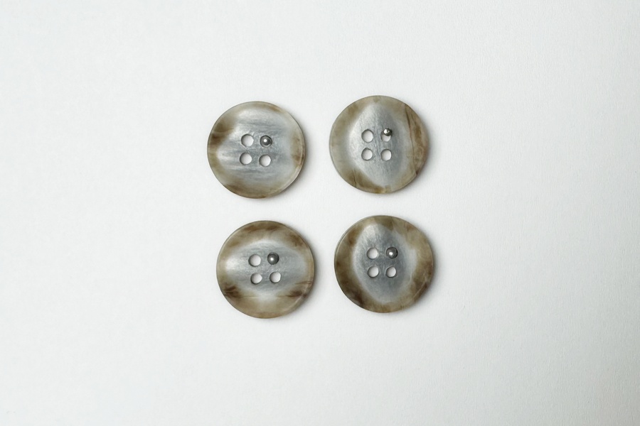 Гудзик 18 мм Mertbutton 4 отвори фактурний бежевий сірий світлий