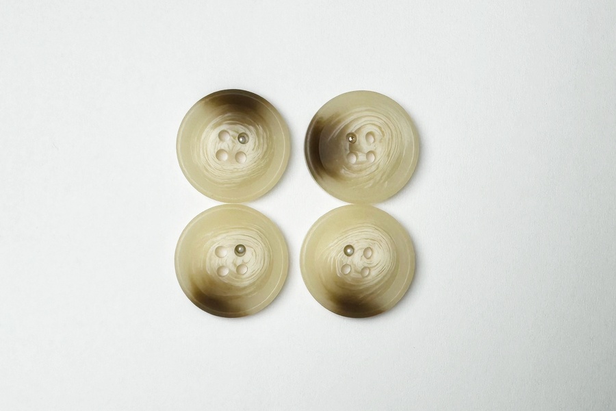 Гудзик 23 мм Mertbutton 4 отвори класичний бежевий 3207-36-0118