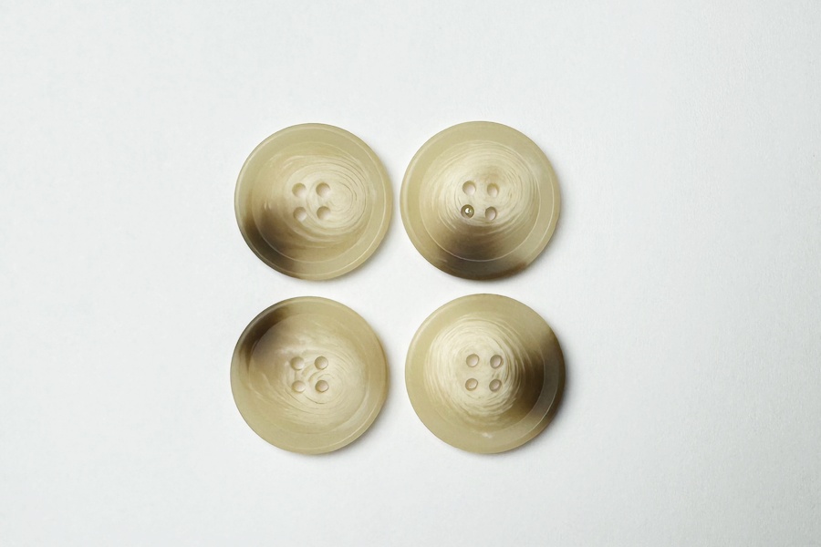 Гудзик 28 мм Mertbutton 4 отвори класичний бежевий 3207-44-0118
