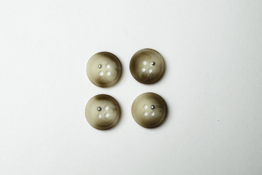 Гудзик 15 мм Mertbutton 4 отвори класичний різнокольоровий FNL-304-24-4