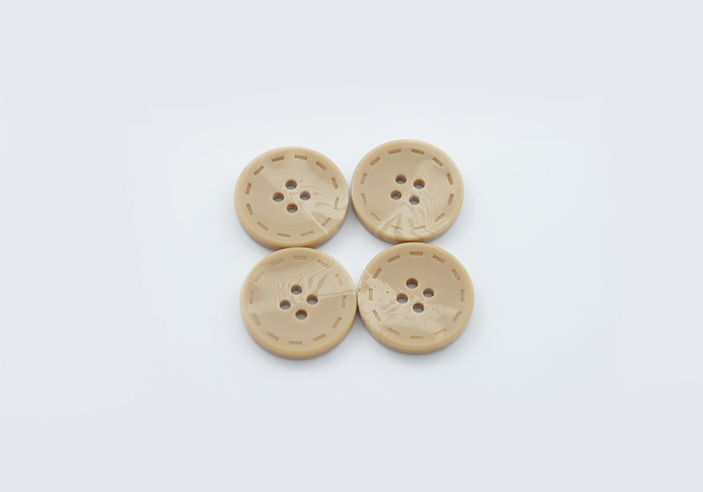 Гудзик 18 мм Mertbutton 4 отвори класичний бежевий золотистий