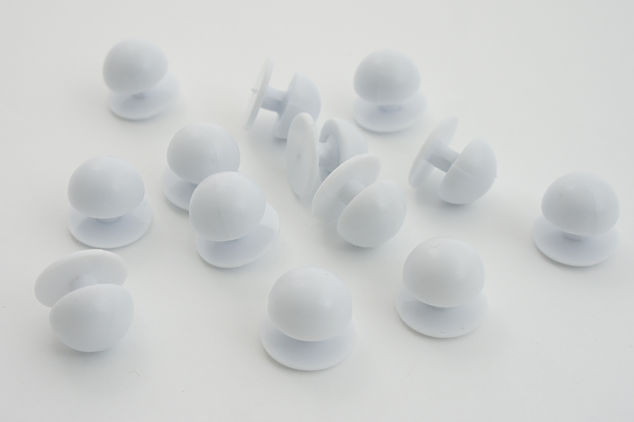 Гудзик на ніжці 14 мм пластик білий