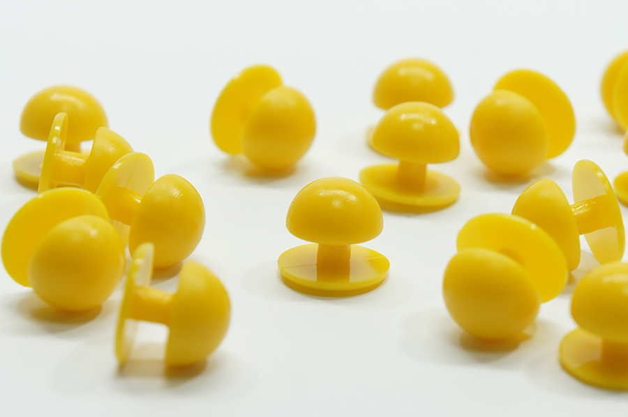 Гудзик на ніжці 14 мм пластик жовтий канарейковий