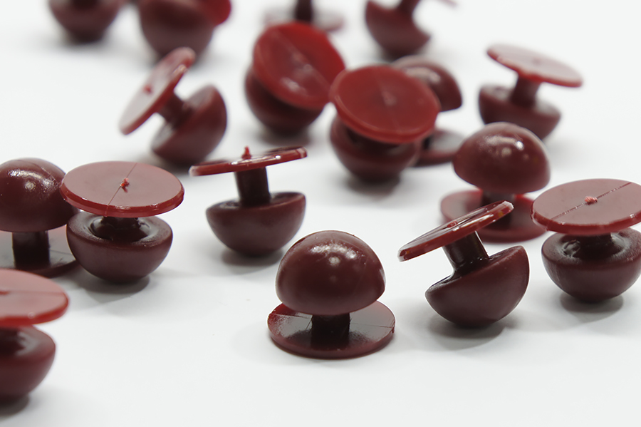 Гудзик на ніжці 14 мм пластик вишневий темний