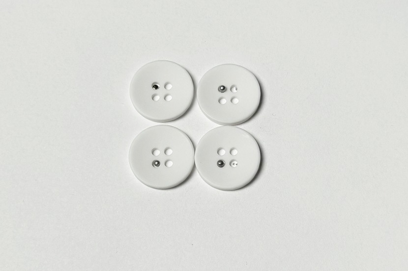 Гудзик 18 мм Mertbutton 4 отвори однотонний AVR-4