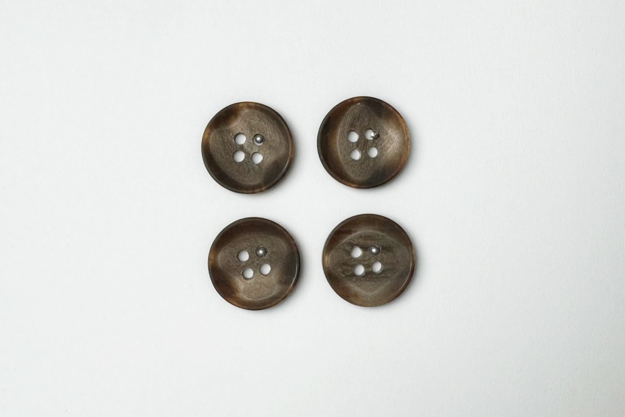 Гудзик 18 мм Mertbutton 4 отвори фактурний коричневий темний