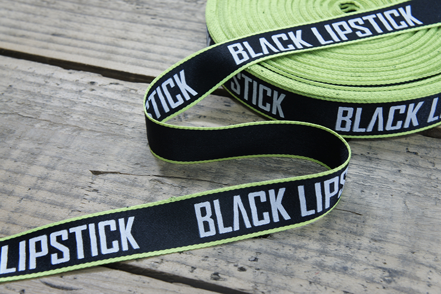 Тасьма 25 мм Mertbutton з написом різнокольоровий 16-03-777