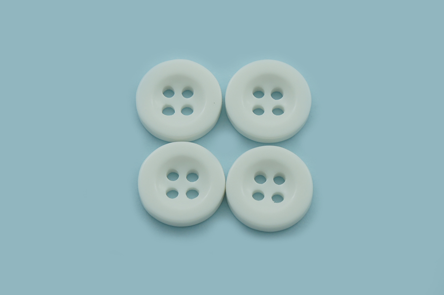 Гудзик 12 мм Mertbutton 4 отвори глянець білий