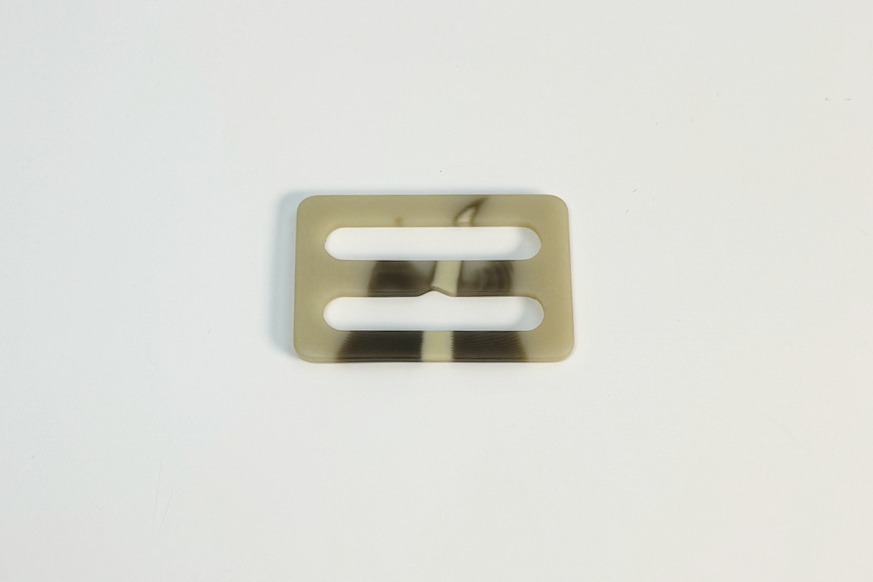 Пряжка декоративна 50 мм Mertbutton бежевий сірий