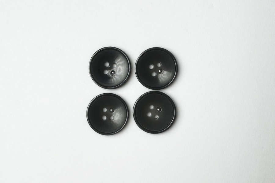 Гудзик 20 мм Mertbutton 4 отвори класичний сірий темний 3107-32-0850