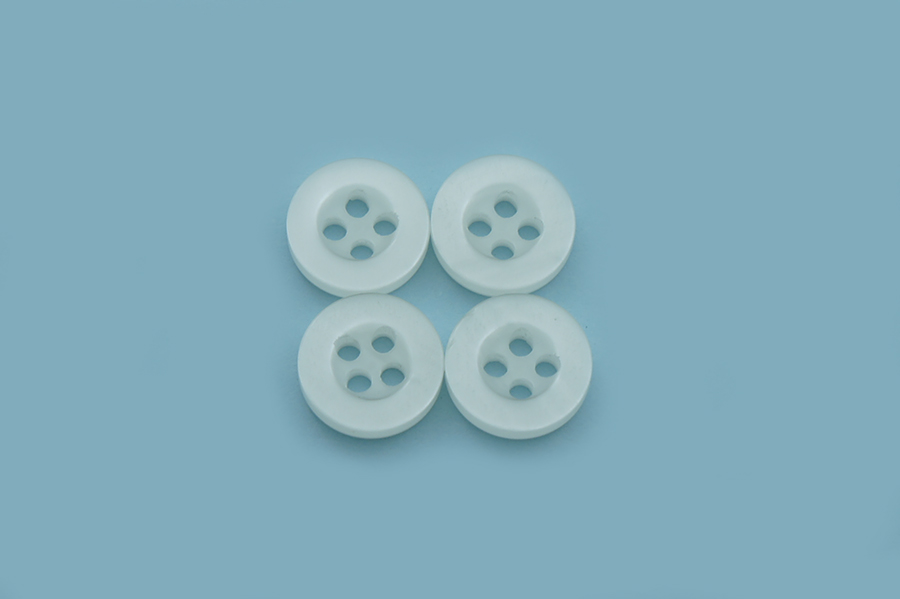 Гудзик 9 мм Mertbutton 4 отвори перламутр білий