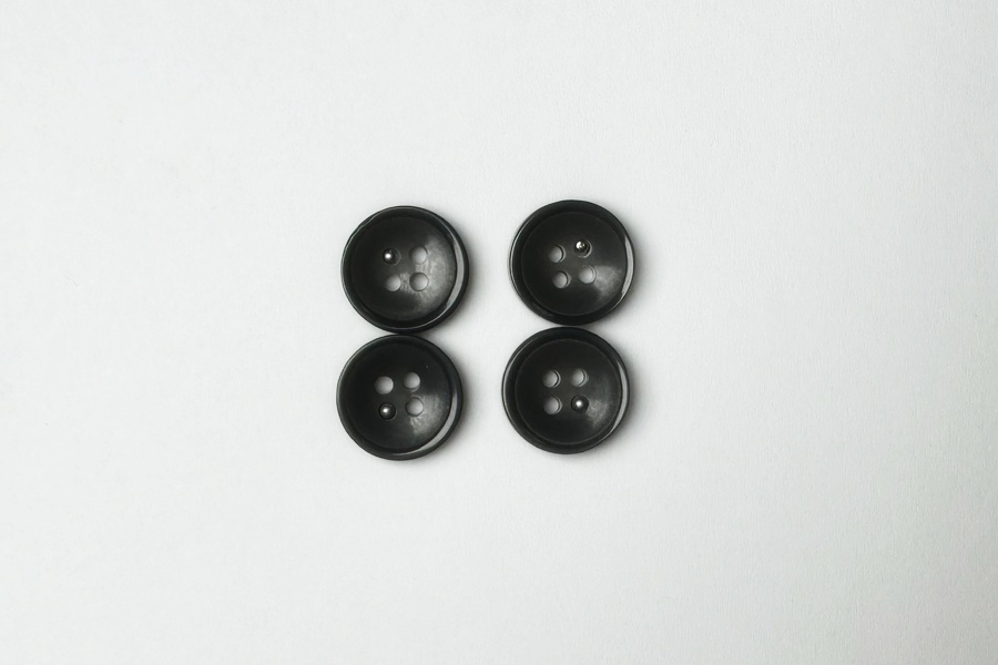 Гудзик 15 мм Mertbutton 4 отвори фактурний сірий темний 3107-24-0850