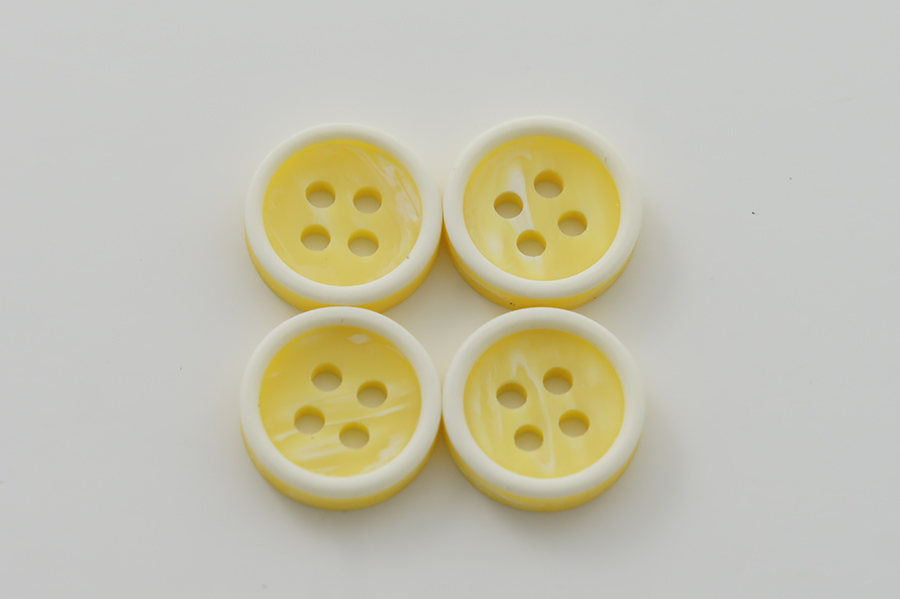 Гудзик 11 мм Mertbutton 4 отвори матовий жовтий бежевий