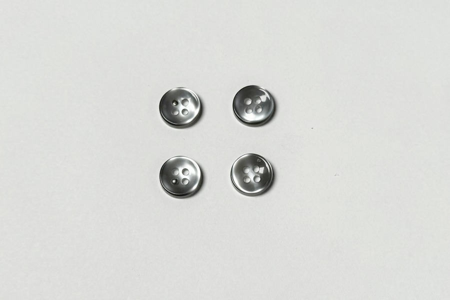 Гудзик 11,5 мм Mertbutton 4 отвори перламутр сірий 3407-18