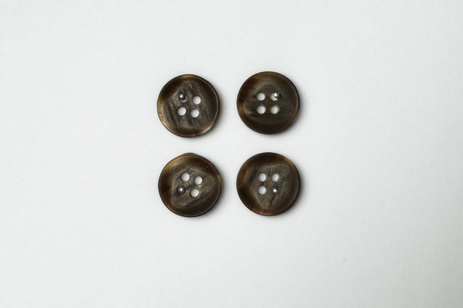 Гудзик 15 мм Mertbutton 4 отвори фактурний коричневий темний 3007-24-0113