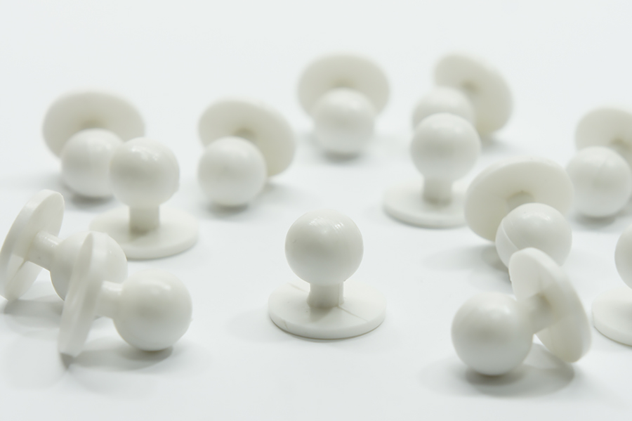 Гудзик на ніжці 18 мм пластик білий