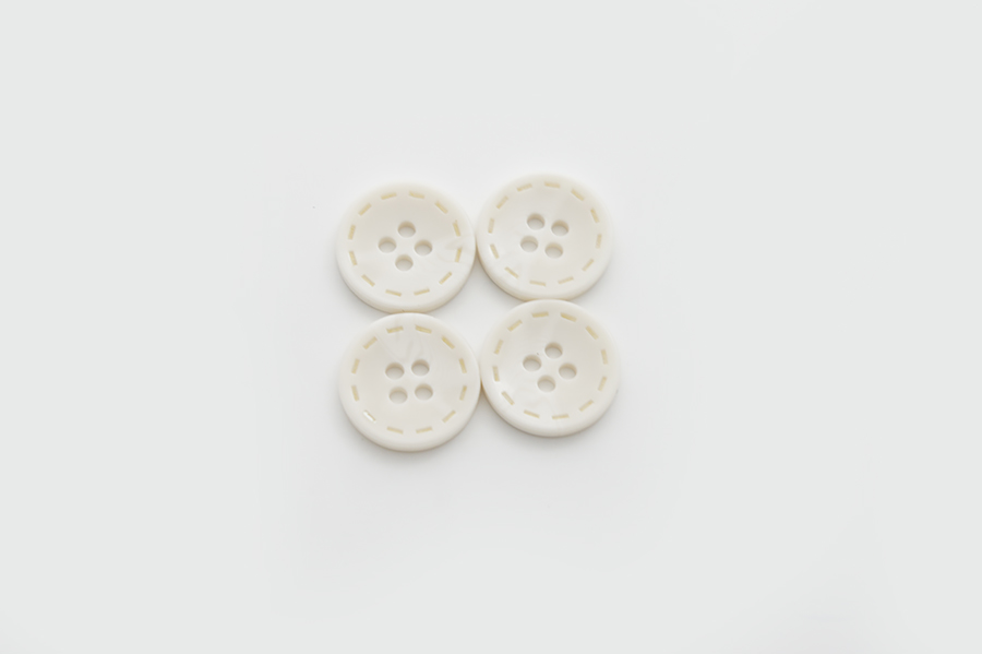Гудзик 18 мм Mertbutton 4 отвори класичний молочний